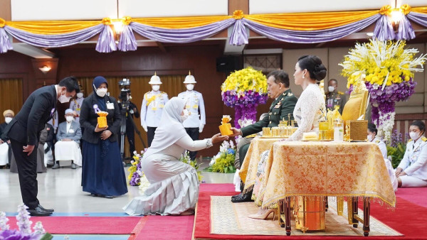 พระบาทสมเด็จพระเจ้าอยู่หัว พระราชทานรางวัลแก่ผู้แทนโรงเรียน ผู้บริหารโรงเรียน ครู และนักเรียนโรงเรียนเอกชนสอนศาสนาอิสลามภาคใต้ ประจำปี 2565