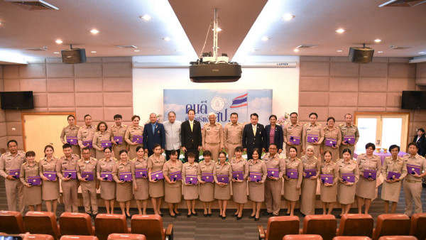 ปลัด ศธ. ชูบุคลากรต้นแบบ “คนดีศักดิ์ศรีแห่ง สป.” ยึดมั่นความดี ส่งต่อแรงบันดาลใจสู่คนรุ่นหลัง