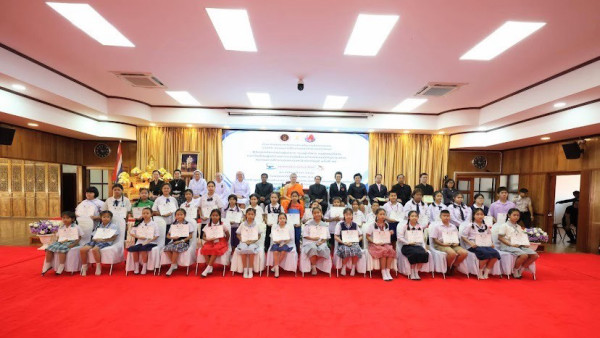 ผชช.สุมิตรา มอบเกียรติบัตรฯ ในโครงการทดสอบทักษะวิชาการของนักเรียนสมาคมการศึกษาเอกชนจังหวัดปราจีนบุรี ครั้งที่ 35