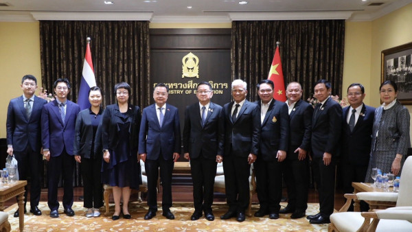 รมว.ศธ.“ประเสริฐ” นำคณะผู้บริหาร ศธ. ต้อนรับเอกอัครราชทูตจีน หารือความร่วมมือทางการศึกษา มุ่งเป้าพัฒนา AI ยกระดับการเรียนภาษาจีน พร้อมเข้าร่วมเวทีการศึกษาโลก ที่หางโจว