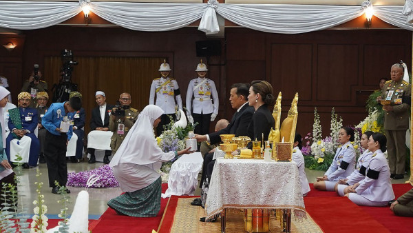 พระบาทสมเด็จพระเจ้าอยู่หัว พระราชทานรางวัลแก่ผู้แทนโรงเรียน ผู้บริหารโรงเรียน ครู และนักเรียนโรงเรียนเอกชนสอนศาสนาอิสลามภาคใต้ ประจำปี 2568